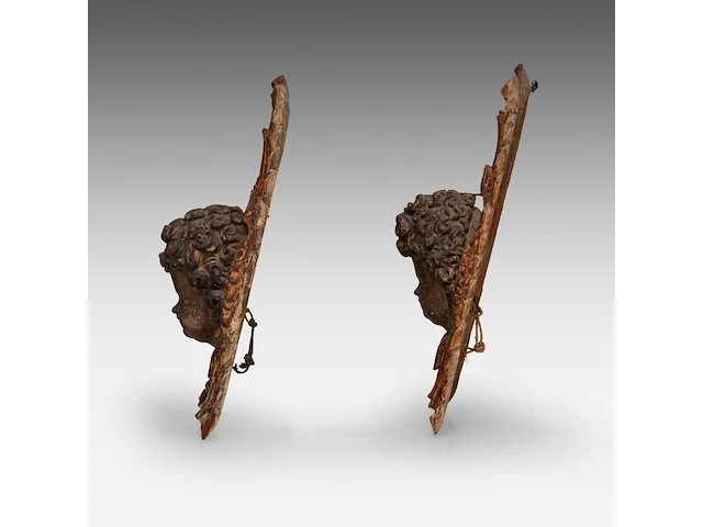A pair of polychrome wooden sculptures of angel heads, 17thc 41 cm. (16.14 in.) - afbeelding 4 van  5