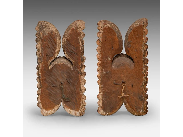 A pair of polychrome wooden sculptures of angel heads, 17thc 41 cm. (16.14 in.) - afbeelding 5 van  5