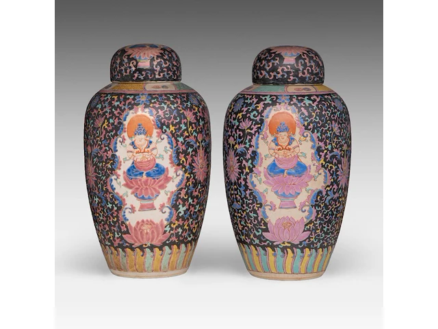 A pair of rare chinese famille rose 'amitayus' ginger jars and covers, late 19thc, total h 40,5 cm - afbeelding 1 van  8