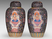 A pair of rare chinese famille rose 'amitayus' ginger jars and covers, late 19thc, total h 40,5 cm - afbeelding 3 van  8