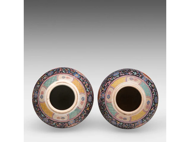 A pair of rare chinese famille rose 'amitayus' ginger jars and covers, late 19thc, total h 40,5 cm - afbeelding 5 van  8