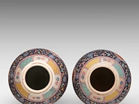 A pair of rare chinese famille rose 'amitayus' ginger jars and covers, late 19thc, total h 40,5 cm - afbeelding 5 van  8