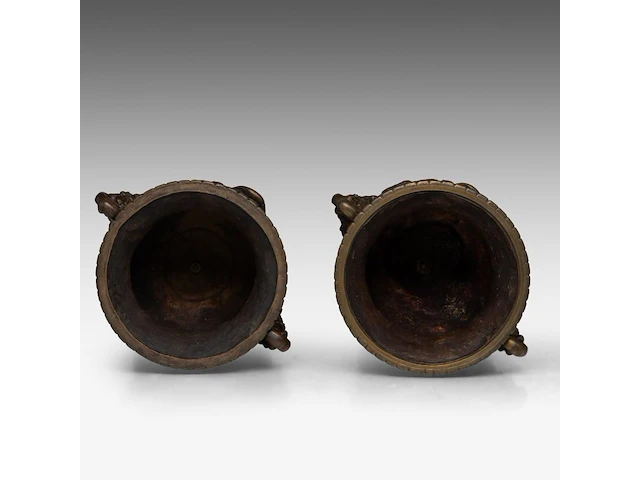 A pair of renaissance revival patinated bronze vases and covers, late 19thc 47 cm. (18 1/2 in.) - afbeelding 6 van  9