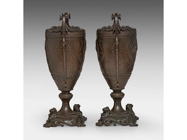 A pair of second empire patinated bronze vases, decorated with the basso-relievo profile portrait of diana 38.5 cm. (15.16 in.) - afbeelding 2 van  4