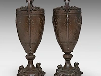 A pair of second empire patinated bronze vases, decorated with the basso-relievo profile portrait of diana 38.5 cm. (15.16 in.) - afbeelding 2 van  4