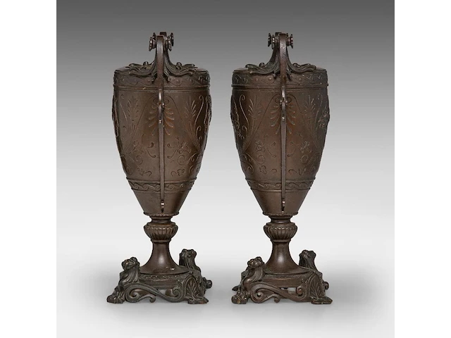 A pair of second empire patinated bronze vases, decorated with the basso-relievo profile portrait of diana 38.5 cm. (15.16 in.) - afbeelding 4 van  4