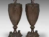 A pair of second empire patinated bronze vases, decorated with the basso-relievo profile portrait of diana 38.5 cm. (15.16 in.) - afbeelding 4 van  4