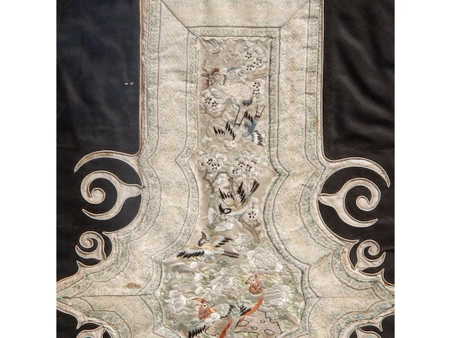 A pair of south chinese polychrome lacquered wood figures of a couple, late qing - h 26,5 cm - added a painting and a silk embroidery, both late qing, framed 34 x 67 cm / 50 x 86 cm - afbeelding 3 van  17