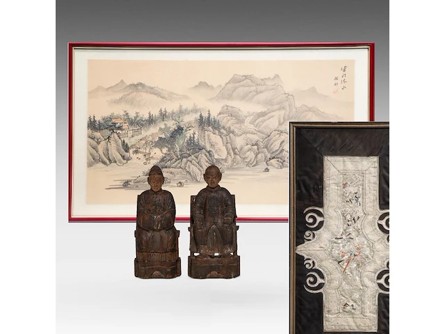 A pair of south chinese polychrome lacquered wood figures of a couple, late qing - h 26,5 cm - added a painting and a silk embroidery, both late qing, framed 34 x 67 cm / 50 x 86 cm - afbeelding 1 van  17