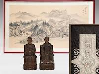A pair of south chinese polychrome lacquered wood figures of a couple, late qing - h 26,5 cm - added a painting and a silk embroidery, both late qing, framed 34 x 67 cm / 50 x 86 cm