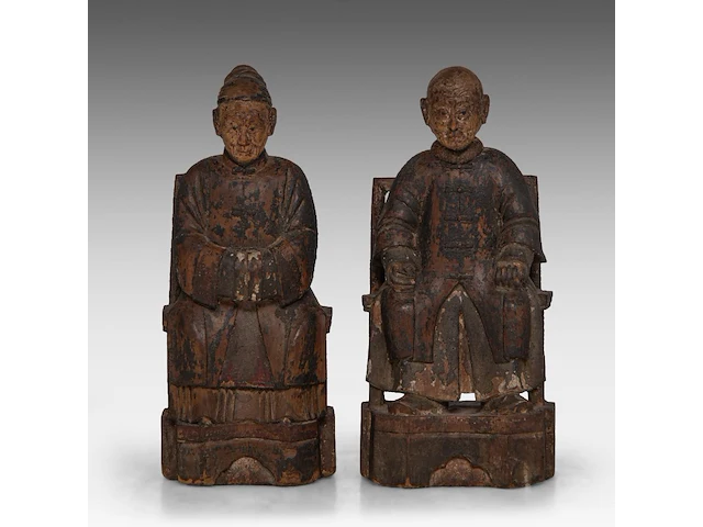 A pair of south chinese polychrome lacquered wood figures of a couple, late qing - h 26,5 cm - added a painting and a silk embroidery, both late qing, framed 34 x 67 cm / 50 x 86 cm - afbeelding 10 van  17