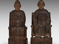A pair of south chinese polychrome lacquered wood figures of a couple, late qing - h 26,5 cm - added a painting and a silk embroidery, both late qing, framed 34 x 67 cm / 50 x 86 cm - afbeelding 10 van  17