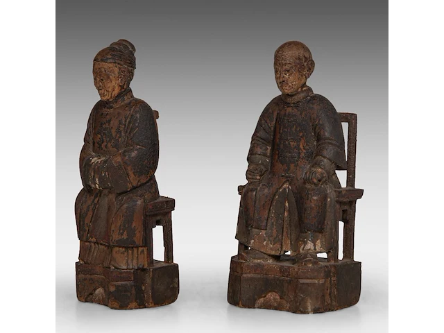 A pair of south chinese polychrome lacquered wood figures of a couple, late qing - h 26,5 cm - added a painting and a silk embroidery, both late qing, framed 34 x 67 cm / 50 x 86 cm - afbeelding 11 van  17