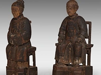 A pair of south chinese polychrome lacquered wood figures of a couple, late qing - h 26,5 cm - added a painting and a silk embroidery, both late qing, framed 34 x 67 cm / 50 x 86 cm - afbeelding 11 van  17