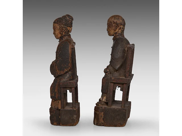 A pair of south chinese polychrome lacquered wood figures of a couple, late qing - h 26,5 cm - added a painting and a silk embroidery, both late qing, framed 34 x 67 cm / 50 x 86 cm - afbeelding 12 van  17