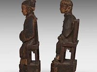 A pair of south chinese polychrome lacquered wood figures of a couple, late qing - h 26,5 cm - added a painting and a silk embroidery, both late qing, framed 34 x 67 cm / 50 x 86 cm - afbeelding 12 van  17
