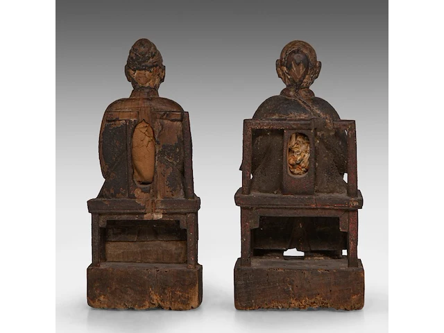 A pair of south chinese polychrome lacquered wood figures of a couple, late qing - h 26,5 cm - added a painting and a silk embroidery, both late qing, framed 34 x 67 cm / 50 x 86 cm - afbeelding 13 van  17