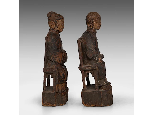 A pair of south chinese polychrome lacquered wood figures of a couple, late qing - h 26,5 cm - added a painting and a silk embroidery, both late qing, framed 34 x 67 cm / 50 x 86 cm - afbeelding 14 van  17