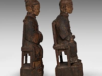 A pair of south chinese polychrome lacquered wood figures of a couple, late qing - h 26,5 cm - added a painting and a silk embroidery, both late qing, framed 34 x 67 cm / 50 x 86 cm - afbeelding 14 van  17