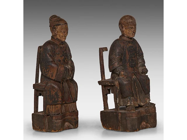 A pair of south chinese polychrome lacquered wood figures of a couple, late qing - h 26,5 cm - added a painting and a silk embroidery, both late qing, framed 34 x 67 cm / 50 x 86 cm - afbeelding 15 van  17