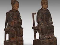 A pair of south chinese polychrome lacquered wood figures of a couple, late qing - h 26,5 cm - added a painting and a silk embroidery, both late qing, framed 34 x 67 cm / 50 x 86 cm - afbeelding 15 van  17