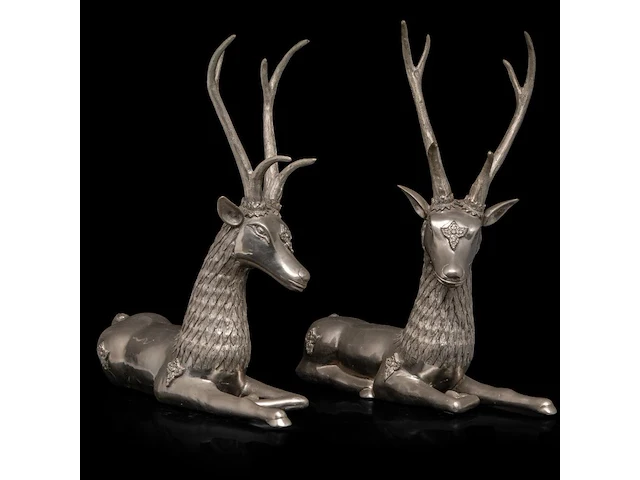 A pair of vintage mid-century silver-plated brass sculptures of lying deer 47 x 46 cm. (18 1/2 x 18.10 in.) - afbeelding 1 van  5