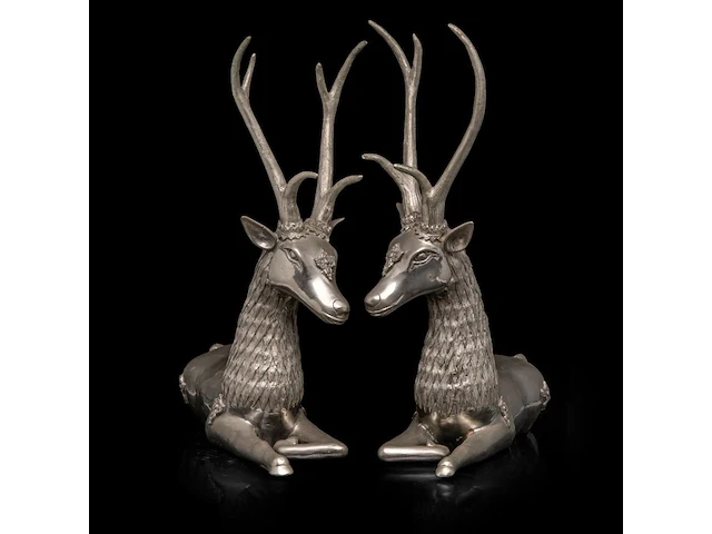 A pair of vintage mid-century silver-plated brass sculptures of lying deer 47 x 46 cm. (18 1/2 x 18.10 in.) - afbeelding 2 van  5