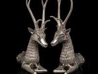 A pair of vintage mid-century silver-plated brass sculptures of lying deer 47 x 46 cm. (18 1/2 x 18.10 in.) - afbeelding 2 van  5
