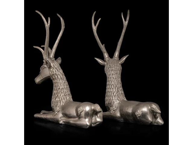 A pair of vintage mid-century silver-plated brass sculptures of lying deer 47 x 46 cm. (18 1/2 x 18.10 in.) - afbeelding 3 van  5