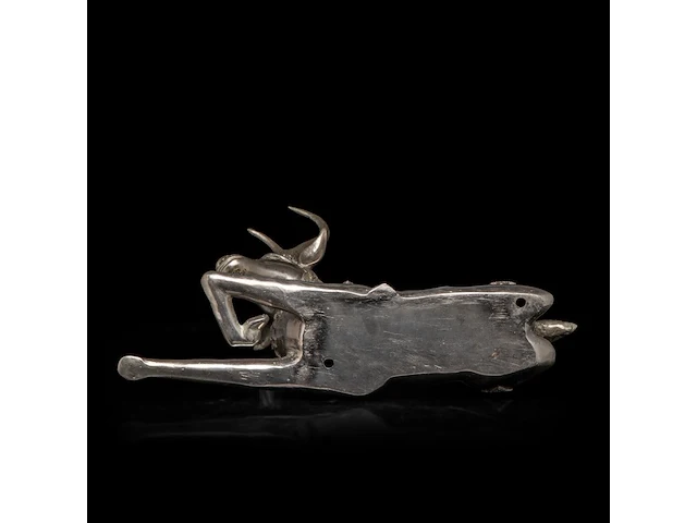 A pair of vintage mid-century silver-plated brass sculptures of lying deer 47 x 46 cm. (18 1/2 x 18.10 in.) - afbeelding 5 van  5