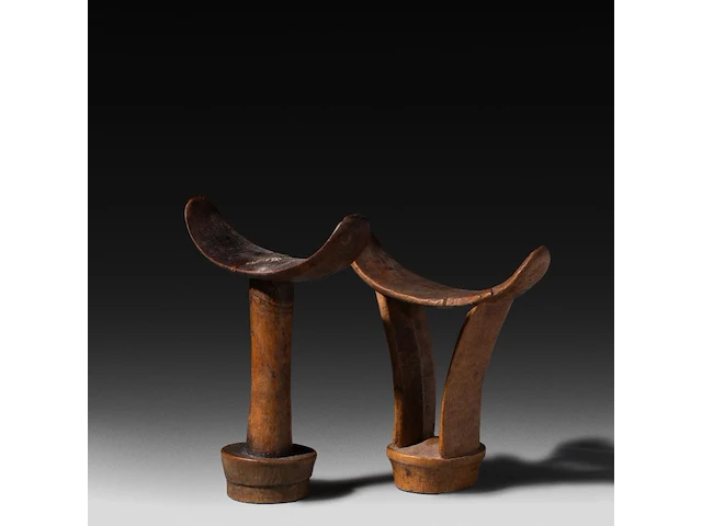 A pair of wooden tribal headrests, symbolising the male and female genitals, somalia, h 20 cm (tallest) - afbeelding 1 van  5