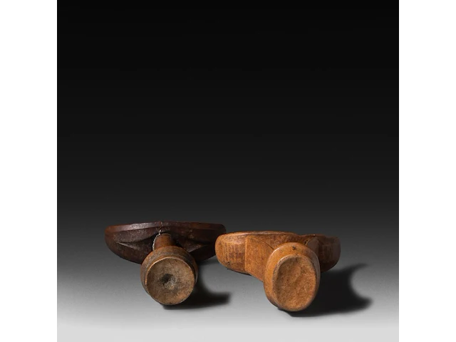 A pair of wooden tribal headrests, symbolising the male and female genitals, somalia, h 20 cm (tallest) - afbeelding 4 van  5