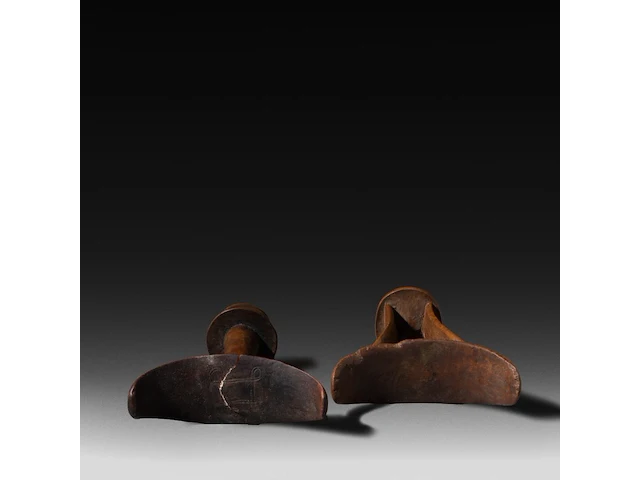 A pair of wooden tribal headrests, symbolising the male and female genitals, somalia, h 20 cm (tallest) - afbeelding 5 van  5