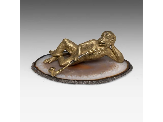 A paperweight of a brass monkey smoking its pipe and lying on the intersection of a mineral stone, ca. 1900 5 x 15 cm. (1.97 x 5.91 in.) - afbeelding 1 van  5