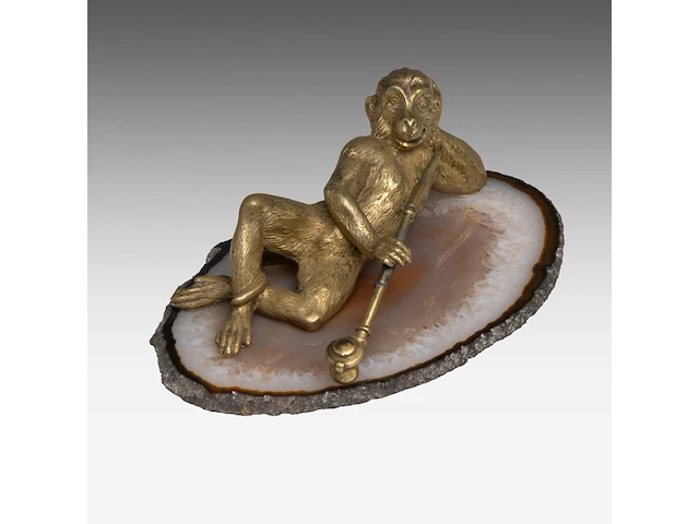 A paperweight of a brass monkey smoking its pipe and lying on the intersection of a mineral stone, ca. 1900 5 x 15 cm. (1.97 x 5.91 in.) - afbeelding 2 van  5