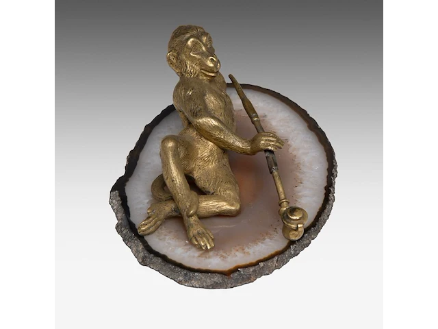 A paperweight of a brass monkey smoking its pipe and lying on the intersection of a mineral stone, ca. 1900 5 x 15 cm. (1.97 x 5.91 in.) - afbeelding 3 van  5