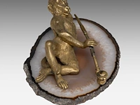 A paperweight of a brass monkey smoking its pipe and lying on the intersection of a mineral stone, ca. 1900 5 x 15 cm. (1.97 x 5.91 in.) - afbeelding 3 van  5