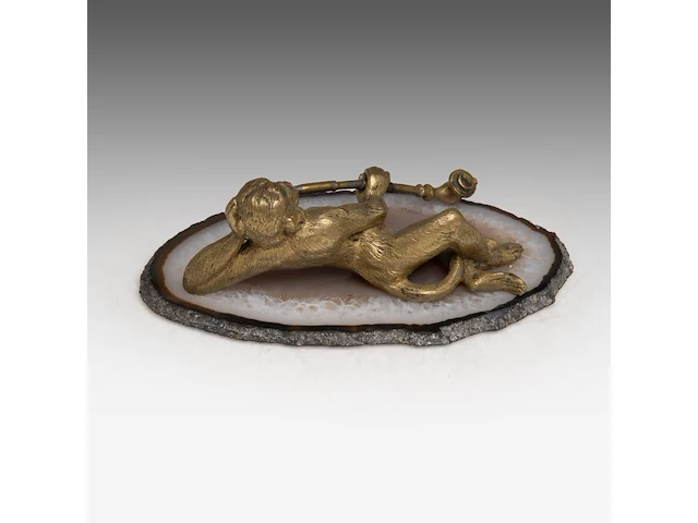 A paperweight of a brass monkey smoking its pipe and lying on the intersection of a mineral stone, ca. 1900 5 x 15 cm. (1.97 x 5.91 in.) - afbeelding 4 van  5