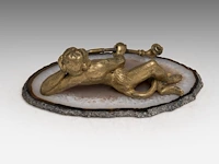 A paperweight of a brass monkey smoking its pipe and lying on the intersection of a mineral stone, ca. 1900 5 x 15 cm. (1.97 x 5.91 in.) - afbeelding 4 van  5