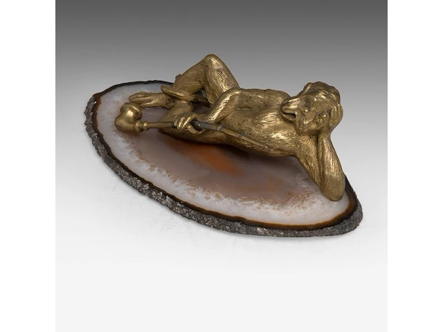 A paperweight of a brass monkey smoking its pipe and lying on the intersection of a mineral stone, ca. 1900 5 x 15 cm. (1.97 x 5.91 in.) - afbeelding 5 van  5