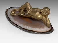 A paperweight of a brass monkey smoking its pipe and lying on the intersection of a mineral stone, ca. 1900 5 x 15 cm. (1.97 x 5.91 in.) - afbeelding 5 van  5