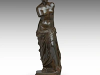 A patinated bronze copy of the famous venus de milo, lost-wax technique the bronze: 68 cm. (26.76 in.), with marble base; 73 cm. (28.73 in.) - afbeelding 2 van  7