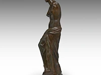 A patinated bronze copy of the famous venus de milo, lost-wax technique the bronze: 68 cm. (26.76 in.), with marble base; 73 cm. (28.73 in.) - afbeelding 3 van  7