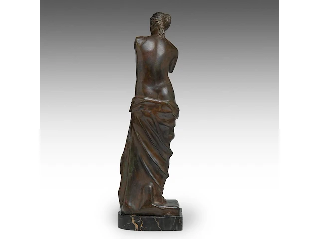 A patinated bronze copy of the famous venus de milo, lost-wax technique the bronze: 68 cm. (26.76 in.), with marble base; 73 cm. (28.73 in.) - afbeelding 4 van  7
