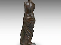 A patinated bronze copy of the famous venus de milo, lost-wax technique the bronze: 68 cm. (26.76 in.), with marble base; 73 cm. (28.73 in.) - afbeelding 4 van  7