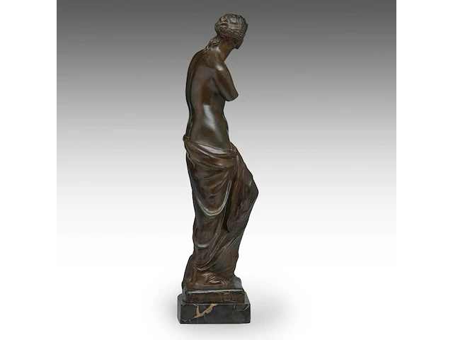 A patinated bronze copy of the famous venus de milo, lost-wax technique the bronze: 68 cm. (26.76 in.), with marble base; 73 cm. (28.73 in.) - afbeelding 5 van  7