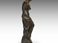 A patinated bronze copy of the famous venus de milo, lost-wax technique the bronze: 68 cm. (26.76 in.), with marble base; 73 cm. (28.73 in.) - afbeelding 5 van  7