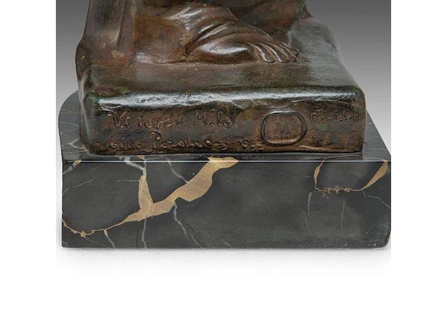 A patinated bronze copy of the famous venus de milo, lost-wax technique the bronze: 68 cm. (26.76 in.), with marble base; 73 cm. (28.73 in.) - afbeelding 6 van  7