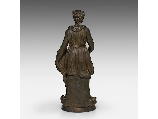 A patinated terracotta sculpture of an allegory of victory 68 cm. (26.76 in.) - afbeelding 4 van  8