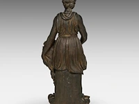 A patinated terracotta sculpture of an allegory of victory 68 cm. (26.76 in.) - afbeelding 4 van  8